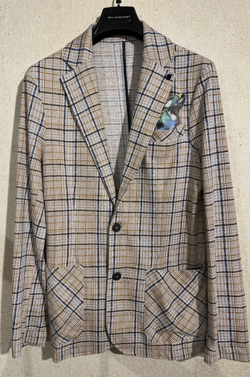 紺の格子がアクセントの大人おしゃれジャケット